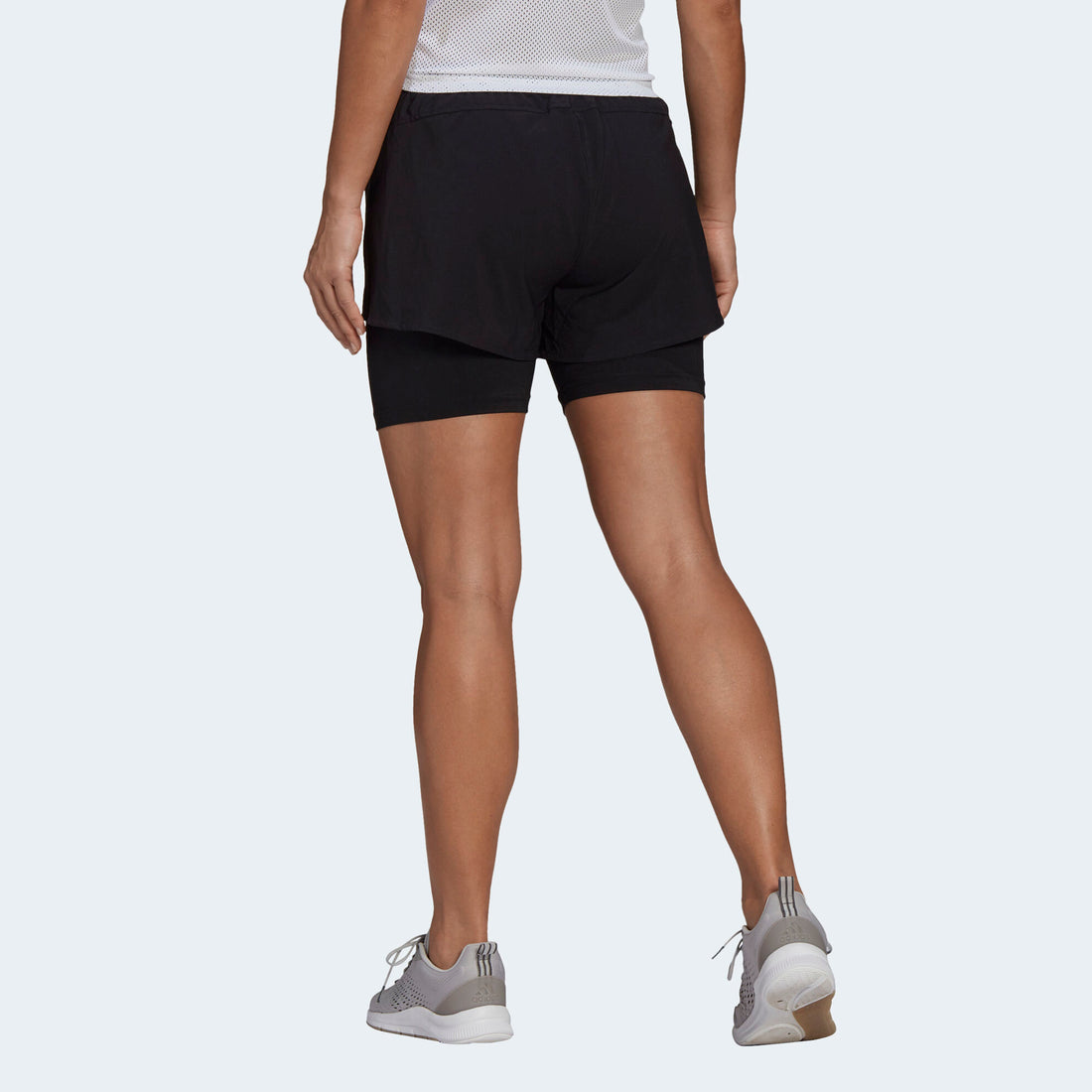 ADIDAS PRIMEBLUE DESIGNED TO MOVE 2-IN-1מכנס קצר עם טייץ לנשים